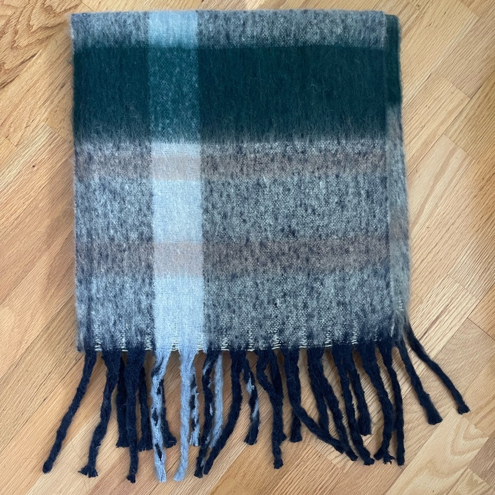 NWT Plaid Scarf, Oversized, soft, green and blue OS